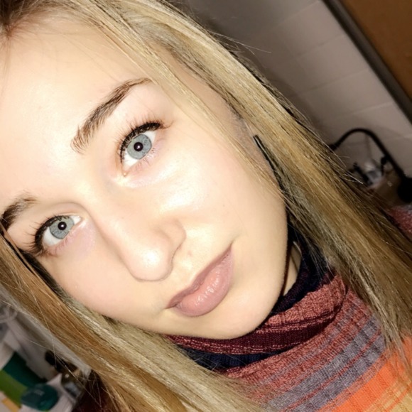 Meet your Posher, Kayla - Picture 1 of 1